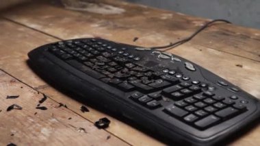 Kızgın adam çekiçle klavyeyi kırıyor. Öfkeli işçi ofis malzemelerini kırıyor. Kovulma umutsuzluğu. Dünya ekonomik krizi. Saldırganlık, stres, kötülük, işsizlik.
