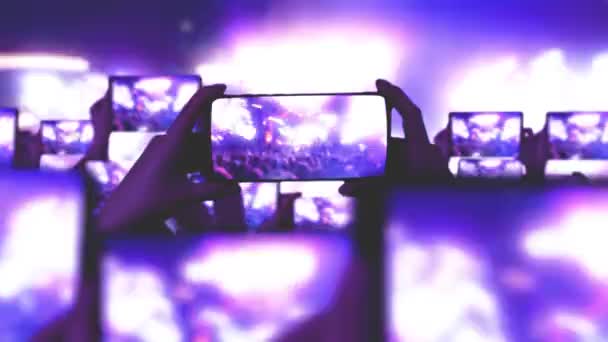 Het Publiek Kijkt Naar Een Concert Zingt Springt Gouden Confetti — Stockvideo