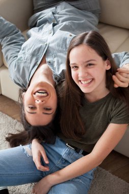 İki kız kardeş arasındaki ilişki