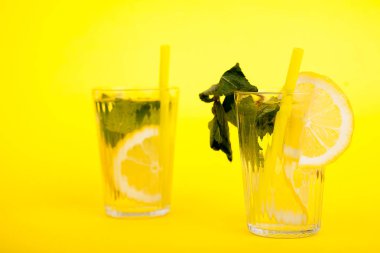 Organik meyve gelen lezzetli limonata ile iki bardak