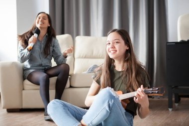 İki kız kardeş oturma odasında çok eğlenceli yaşıyorsanız