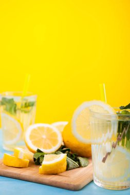 İki bardak taze ev yapımı limonata