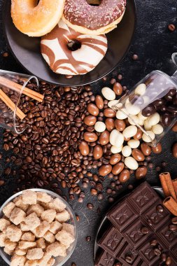 Lezzetli şeker ve tatlılar bir koyu ahşap tahta üzerinde