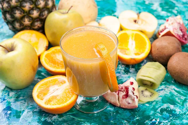 Закрыть здоровые и свежие фрукты рядом со стаканом с детоксикацией. — стоковое фото