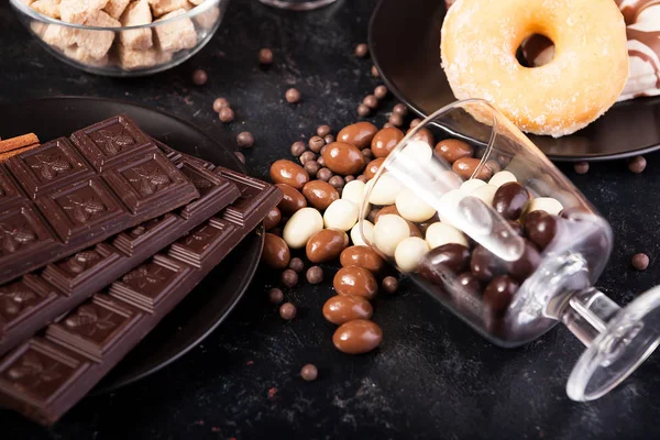 Şeker ve diğer tatlılar yanında çörek — Stok fotoğraf