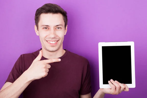 Succesvolle jonge man naar een digitaal tablet — Stockfoto