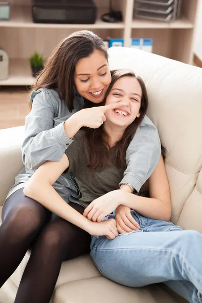 La vieja hermana está abrazando a la más joven — Foto de Stock