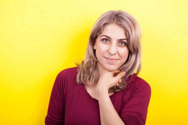 Porträt der schönen jungen Frau auf gelbem Hintergrund — Stockfoto