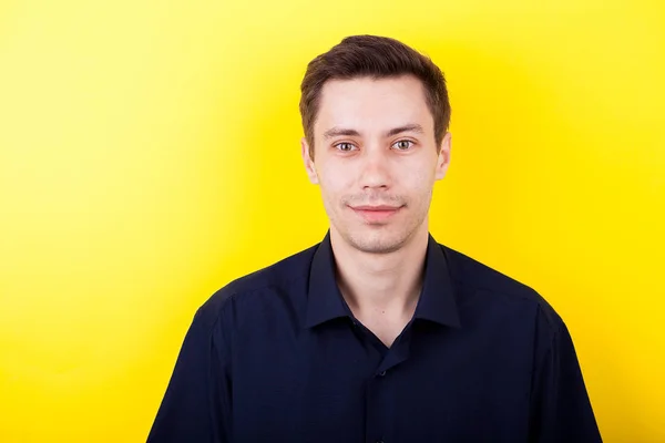 Retrato de modelo masculino en camisa azul — Foto de Stock