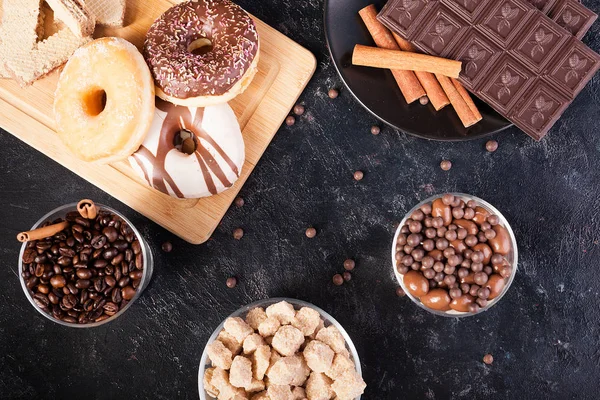 Vista dall'alto di diversi tipi di dolci e pasticceria — Foto Stock