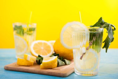 İki bardak taze ev yapımı limonata