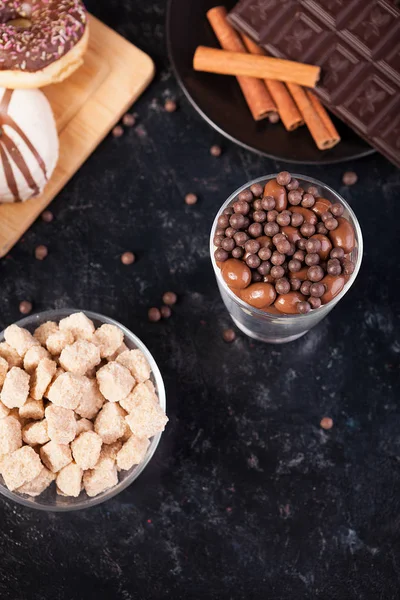Tavoletta di cioccolato accanto ad altre caramelle — Foto Stock