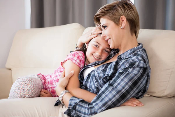 Mère heureuse et fille enfant se tenant dans les bras — Photo