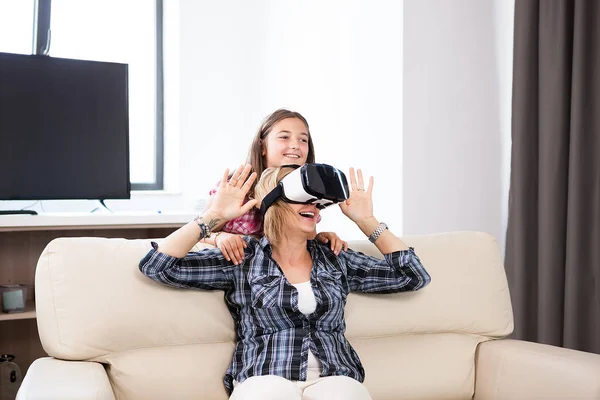 Happy středního věku žena s Vr headset na hraní her — Stock fotografie