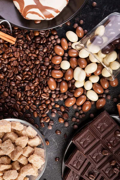 Rozlité brýle s kávová zrna a oříšky v čokoládě — Stock fotografie