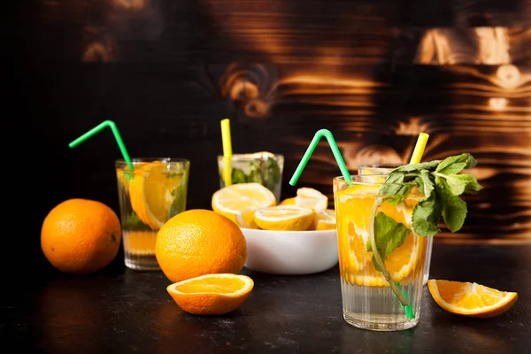 Gözlük ile dilim portakal ve limon içindeki doğal su ile