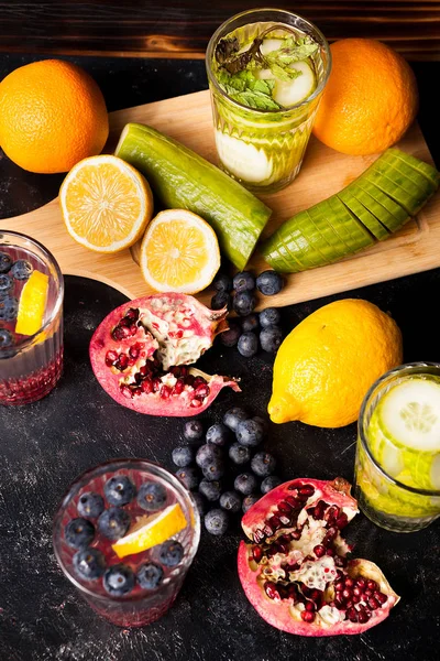 Το Top view από φρούτα, λαχανικά και μούρα δίπλα σε ποτήρια με νερό detox — Φωτογραφία Αρχείου