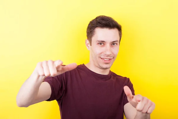 Cooler selbstbewusster Kerl, der mit den Fingern in die Kamera hämmert — Stockfoto