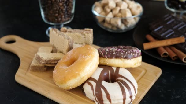 Diversi tipi di dolci e caramelle su una tavola di legno vintage scuro — Video Stock