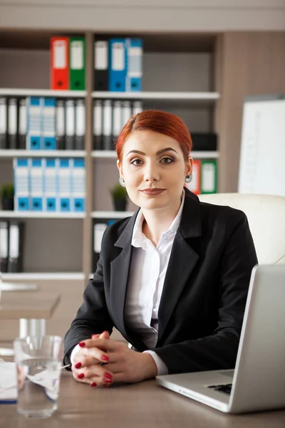 Bella donna d'affari rossa nel suo ufficio — Foto Stock