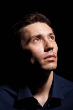 Onun 20s siyah arka plan üzerine genç adam portresi