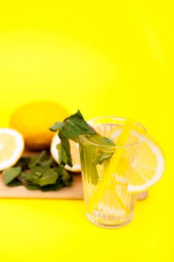 Organik meyve taze Detoks limon suyundan yapılmıştır