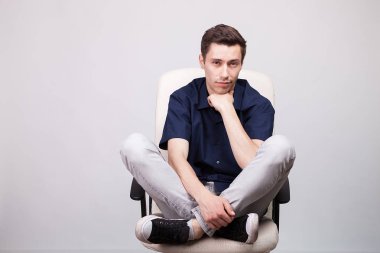 Kurumsal alt sandalyede oturur