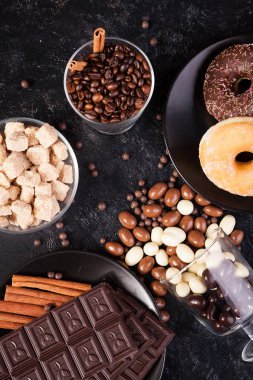 «Ana sayfa» çikolata, fıstık görünümünü karanlık tahtada döktüm, Tablet Çikolatalar yanında, çörek, kahverengi şeker ve kahve çekirdekleri
