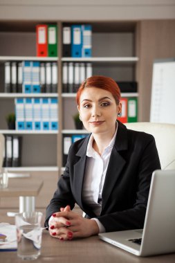 Kızıl saçlı yalnız işkadını ofiste