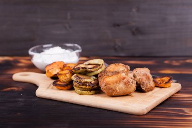 Kızarmış tavuk ızgara squashes ve tatlı patates