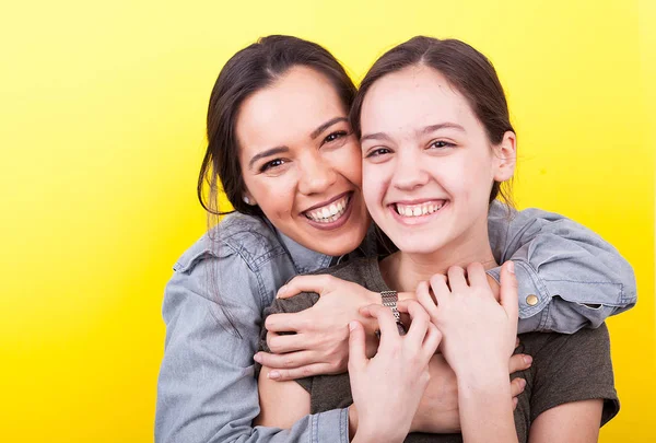 Große Schwester umarmt die Jüngere — Stockfoto