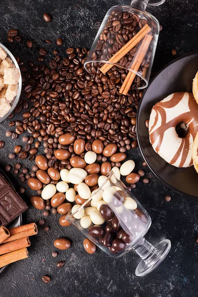 Deliziose caramelle e dolci su una scura tavola di legno — Foto Stock