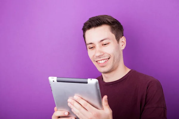 Glimlachende man houdt een digitaal tablet Pc in zijn handen — Stockfoto