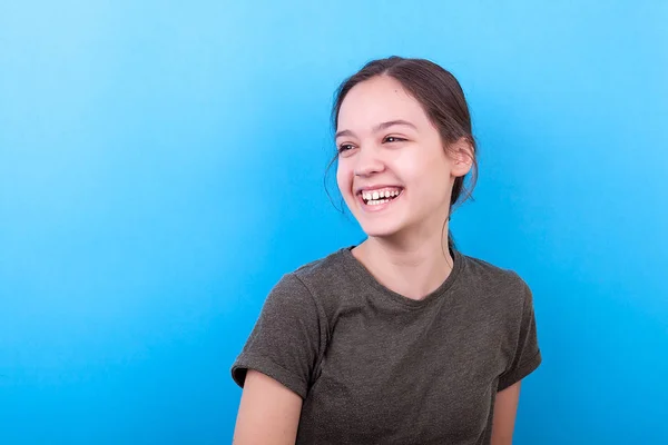 Šťastné usmívající se dospívající dívka — Stock fotografie