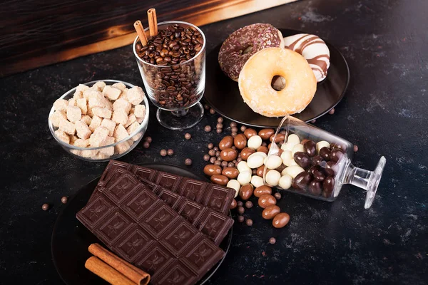 Snoepjes en donuts naast andere zoetigheden — Stockfoto