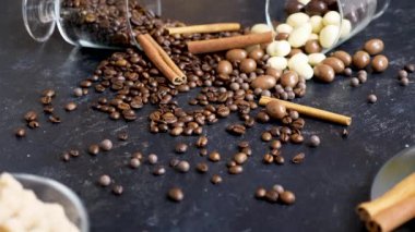 İki devrilmiş bardak fıstık çikolata ve kahve fasulye ile