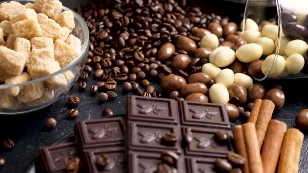 Vetro rovesciato con chicchi di caffè e arachidi al cioccolato — Video Stock