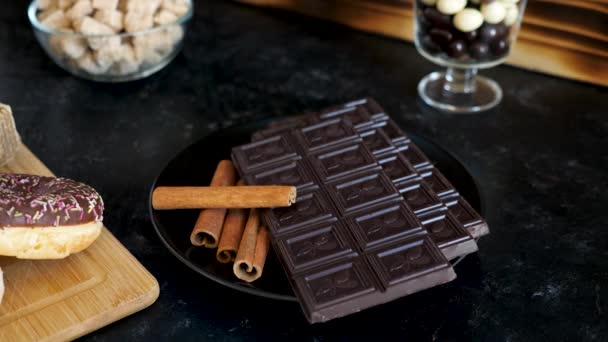 Vue Dessus Chocolat Noir Rouleaux Cinammon Beignets Gaufres Premier Plan — Video