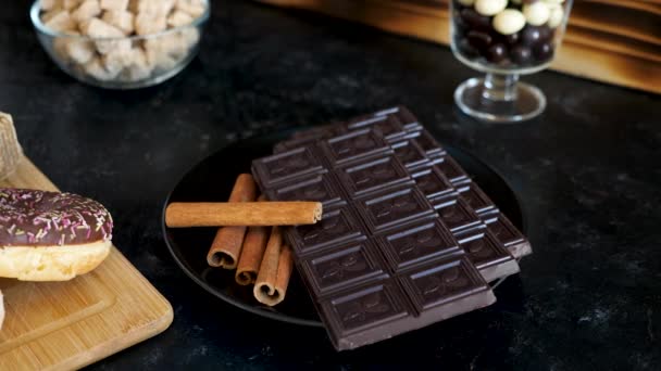 Bovenaanzicht Donkere Chocolade Cinammon Rolt Donuts Wafels Voorgrond Bruine Suiker — Stockvideo