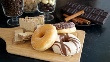 Lezzetli pasta önünde ve diğer şeker içinde belgili tanımlık geçmiş