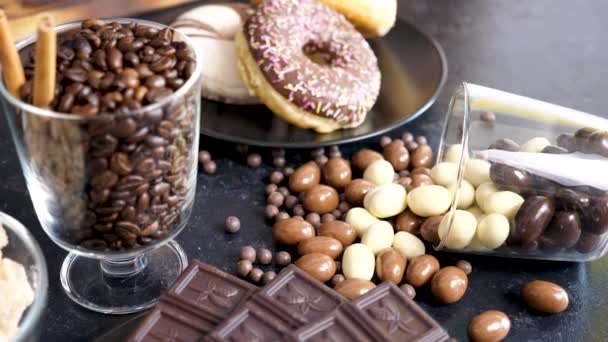 Verre renversé aux cacahuètes au chocolat sur fond bois foncé — Video