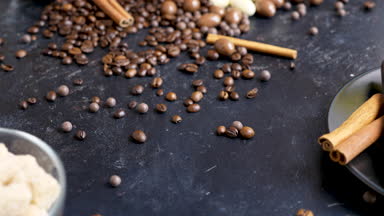 Dökülen kahve çekirdekleri ve koyu ahşap bir masa çikolata fıstık