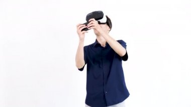 Oyun oynarken bir Vr kulaklık giyen genç adam