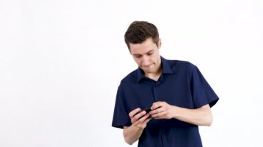 Genç adam onun Smartphone cep telefonu ile video oyun oynarken