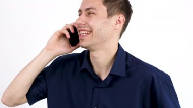 Mavi gömlekli gri arka plan üzerinde Evet genç adam