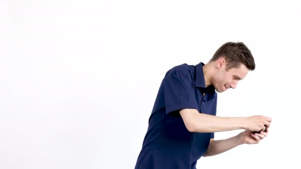 Uomo in camicia blu gioca ai videogiochi sul suo smartphone — Video Stock