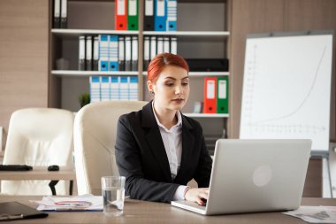 Kızıl saçlı yalnız işkadını ofiste