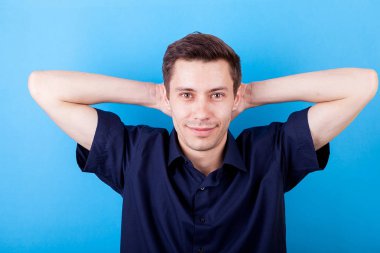 Mutlu genç adam kameraya gülümseyen