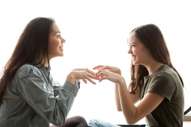 Birbirleri ile oynama ve having a büyük zaman iki kız kardeş