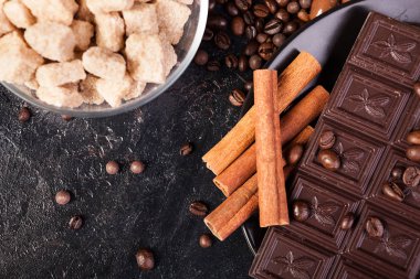 Kahverengi şeker, çikolata Tablet ve tarçın Üstten Görünüm